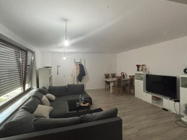 Helle 2 Zimmer Wohnung, 75 m², kernsaniert, mit Terrasse und Garage