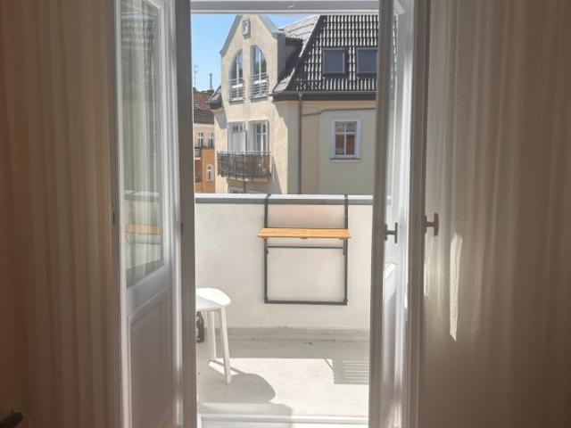 Helle 2 Zimmer Altbauwohnung mit EBK | Zwischenmiete im November