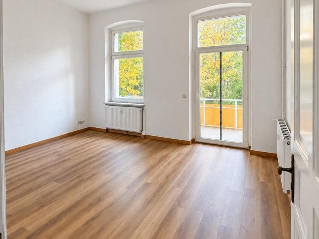 Helle 2 Zimmer Altbauwohnung mit großem Südbalkon in zentraler Lage