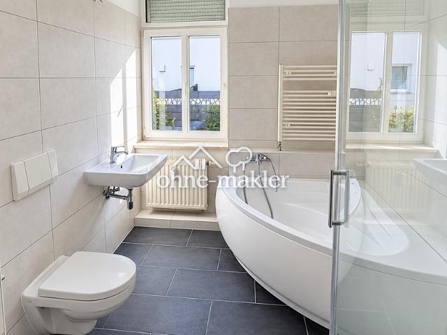 Helle 2 Zimmer Altbauwohnung mit modernem Bad – Wanne & Dusche