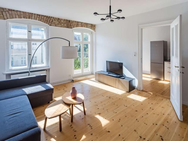 Helle 2 Zimmer Altbauwohnung mit sonnigem Westbalkon