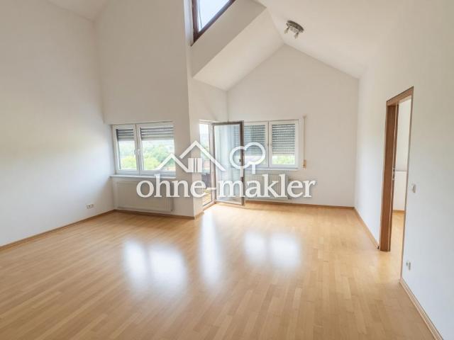 Helle 2 Zimmer Dachgeschosswohung mit großem Balkon & schöner Ausicht