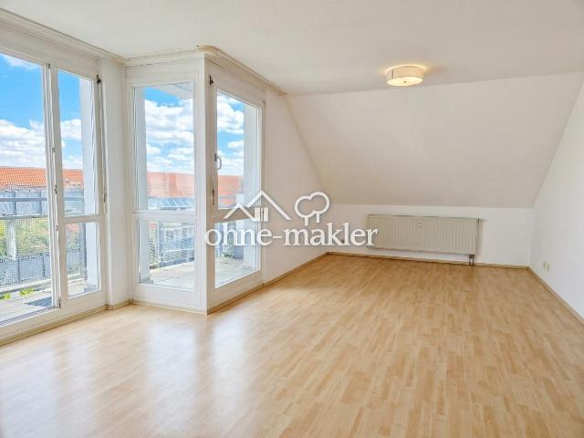 Helle 2 Zimmer Dachgeschosswohnung mit Balkon, Einbauküche & TG Stellplatz