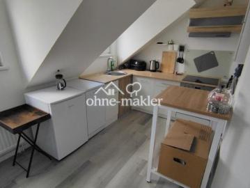 Helle 2 Zimmer Dachgeschosswohnung mit Balkon, Einbauküche und 2 Stellplätzen in Eisenberg