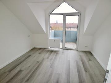 Helle 2 Zimmer Dachgeschosswohnung mit Balkon, Einbauküche und 2 Stellplätzen in Eisenberg