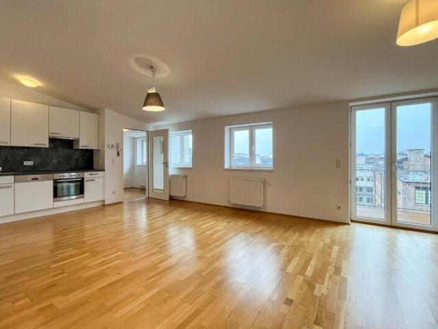 Helle 2 Zimmer Dachgeschoßwohnung mit Balkon nahe Schönbrunn