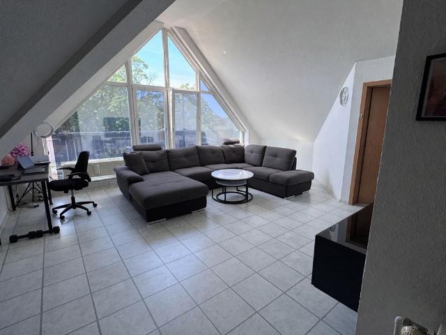 Helle 2 Zimmer Dachgeschosswohnung mit Balkon und Aufzug. Nähe Musiktheater!
