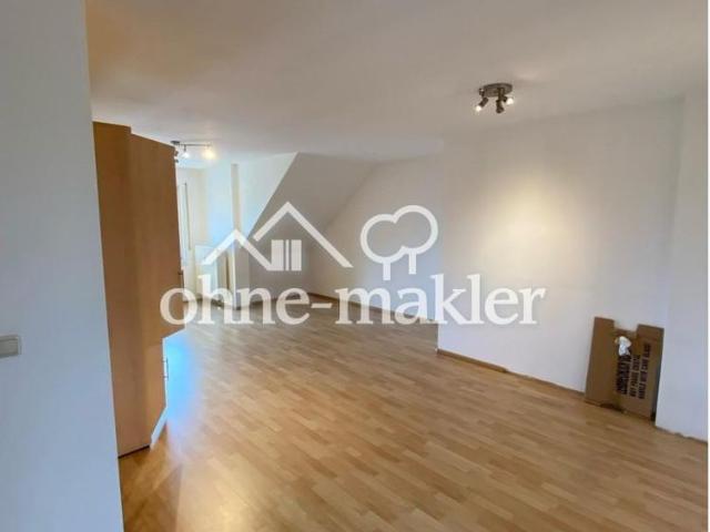 Helle 2 Zimmer Dachgeschosswohnung mit Balkon und Stellplatz in zentraler Lage von Röthenbach