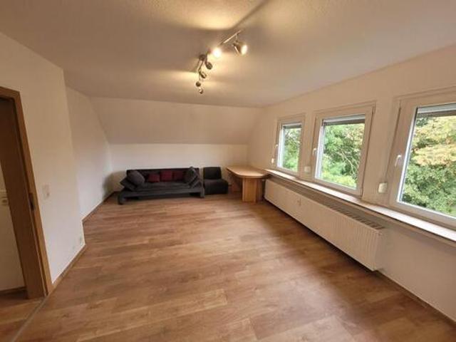Helle 2 Zimmer Dachgeschosswohnung mit EBK & Grünblick