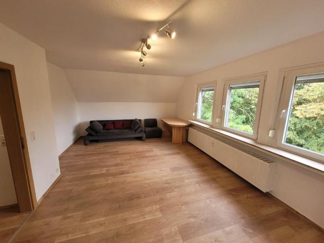 Helle 2 Zimmer Dachgeschosswohnung mit EBK & Grünblick