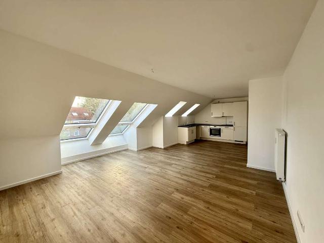 Helle 2 Zimmer Dachgeschosswohnung mit Einbauküche und großzügigem Wohnbereich
