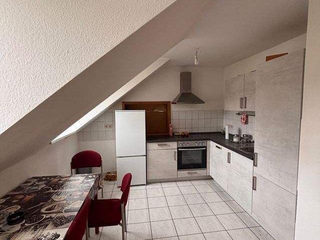 Gemütliche 2 Zimmer Dachgeschosswohnung mit Einbauküche in ruhiger Lage von Schmölln