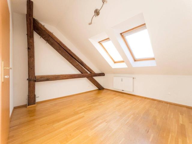 Helle 2 Zimmer Dachgeschosswohnung mit Klimaanlage in zentraler Lage