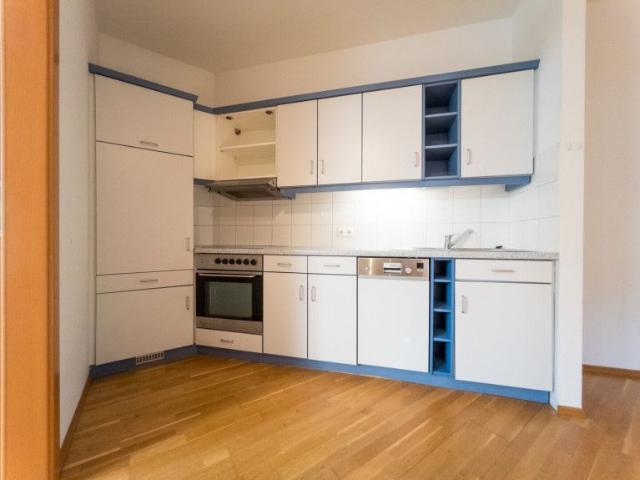 Helle 2 Zimmer Dachgeschosswohnung mit Klimaanlage in zentraler Lage
