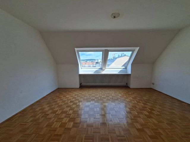 Helle 2 Zimmer Dachgeschosswohnung mit Lift in Wien Döbling
