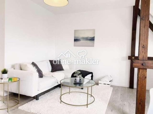 Helle 2 Zimmer Dachgeschosswohnung mit Loggia & charmanten Holzbalken