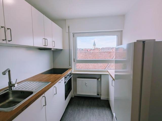 Helle 2 Zimmer Dachgeschosswohnung mit neuer Einbauküche und Tageslichtbad in Mühlacker/Lienzingen