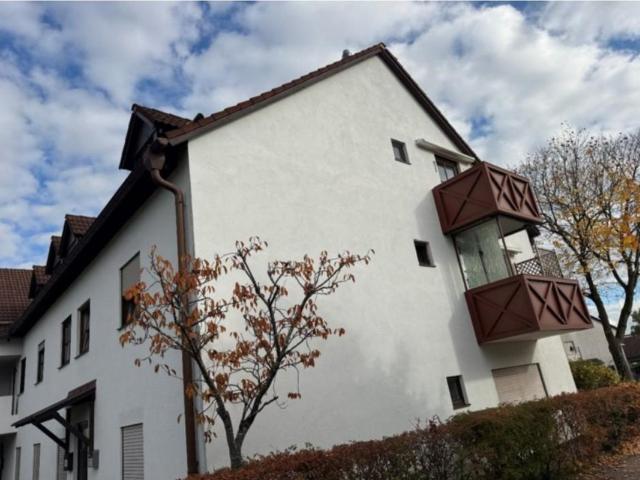 Helle 2 Zimmer Dachgeschosswohnung mit Südbalkon und Tiefgarage in Ebersberg