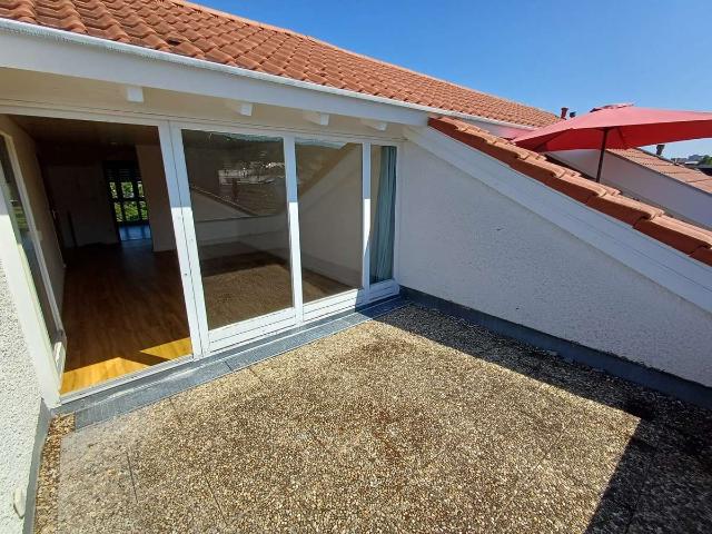 Helle 2 Zimmer Dachgeschosswohnung in Gerlingen mit Dachterrasse und Garage
