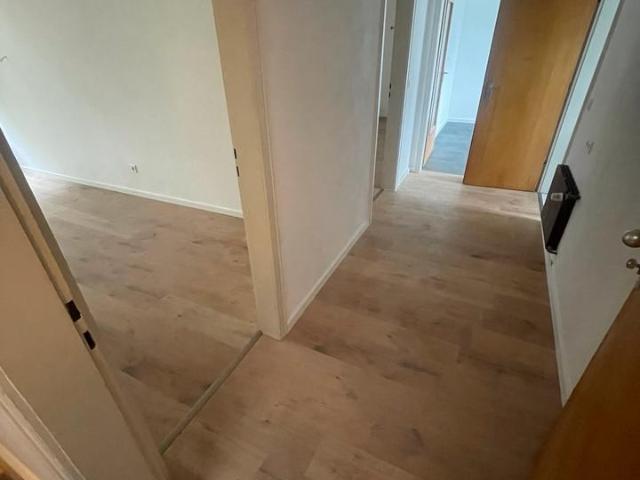 Helle 2 Zimmer Dachgeschosswohnung in ruhigem Mehrfamilienhaus