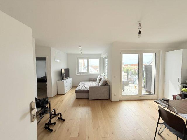 Helle 2 Zimmer Dachgeschosswohnung in traumhafter Lage des 14.Bezirks!