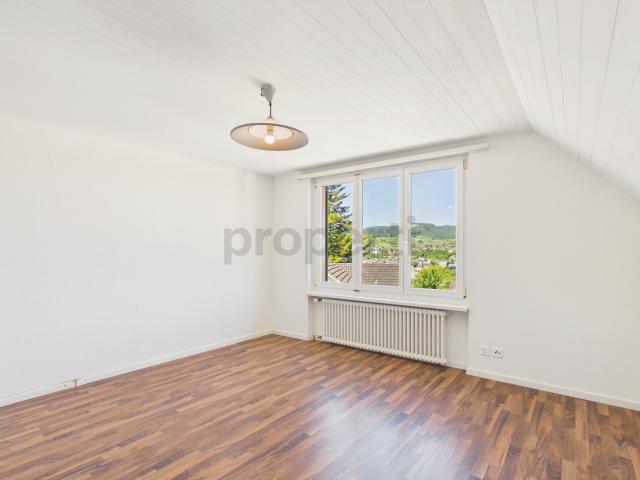 Helle 2 Zimmer Dachgeschoss Wohnung in Dorfzentrum von Füllinsdorf