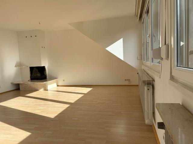 Helle 2 Zimmer DG Wohnung mit Einbauküche Vaalserquartier