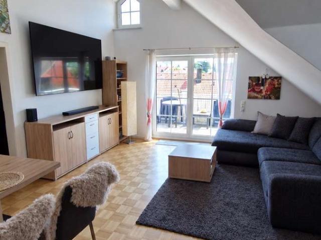 Helle 2 Zimmer DG Wohnung mit großzügigem Südbalkon und Tiefgarage