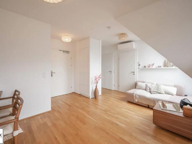 Helle 2 Zimmer DG Wohnung im jungen Neubau mit Westterrasse & Klimaanlage – nur 5 Min. Fußweg zur U6 ab 1.11. / 1.12.26