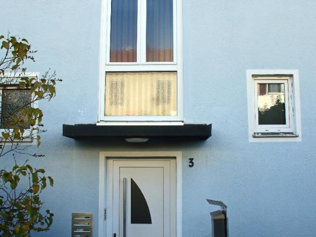 Helle 2 Zimmer EG Wohnung mit Terrasse, kleinem Garten, großem Keller und Werkstatt