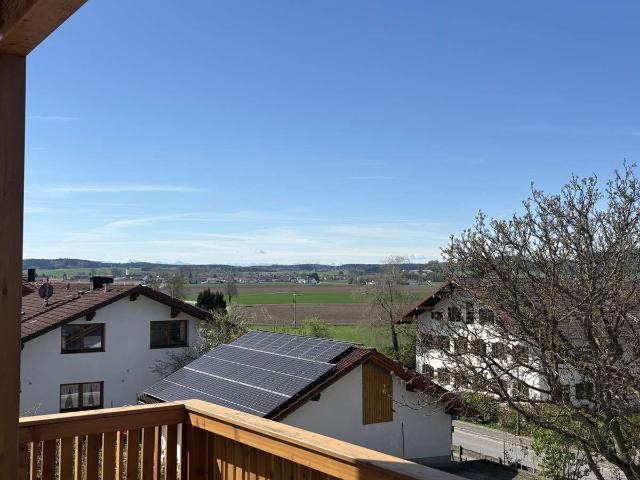 Helle 2 Zimmer Erdgeschosswohnung mit Einbauküche, Westterrasse und Stellplatz