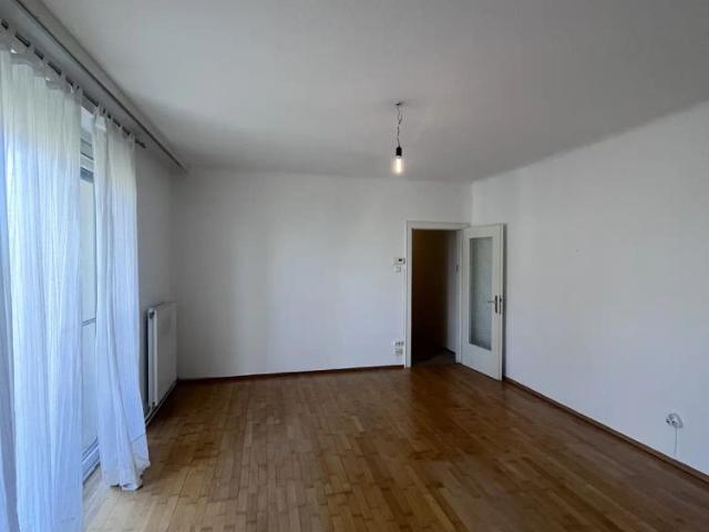 — Helle 2 Zimmer Mietwohnung mit Loggia