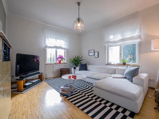 Helle 2 Zimmerwohnung in stilvollem Altbau