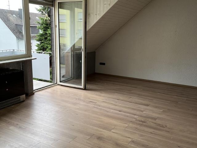 Helle 2 ZKB Dachgeschosswohnung mit Balkon und Stellplatz in Trier Pfalzel