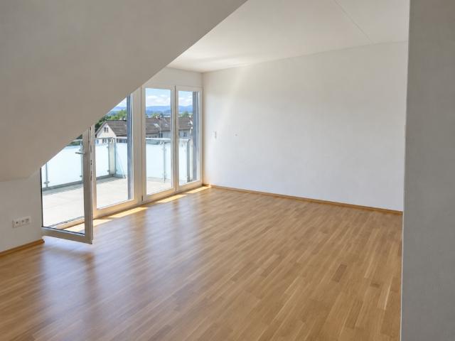 Helle 2.5 Zi Dachwohnung mit grossem Balkon