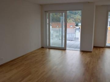 Helle 2.5 Zimmer Attika Wohnung: Modernes Wohnglück in naturnaher Idylle