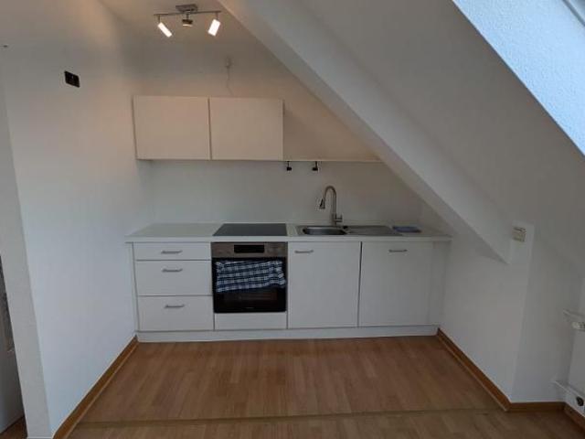 Helle 2,5 Zimmer Dachgeschosswohnung mit Garage – modernisiert & sofort bezugsfrei