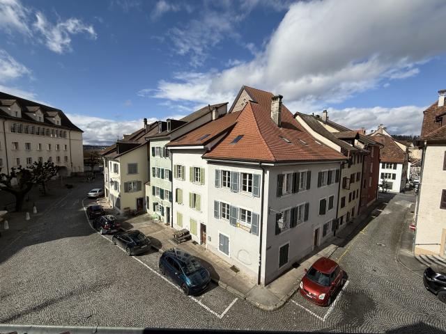 Helle 2,5 Zimmer Wohnung im 2. Stock, an der Straßenseite Rue du Collège 25
