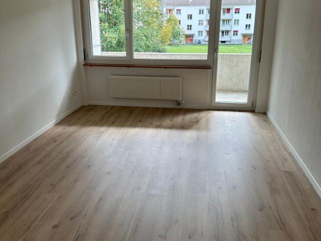 Helle 2.5 Zimmer Wohnung mit Balkon