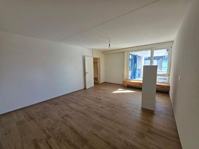 Helle 2.5 Zimmer Wohnung mit Balkon