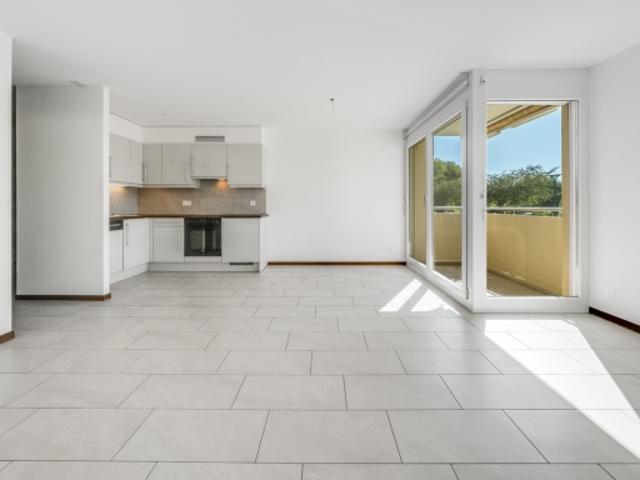 Helle 2,5 Zimmer Wohnung mit Balkon und Innenparkplatz
