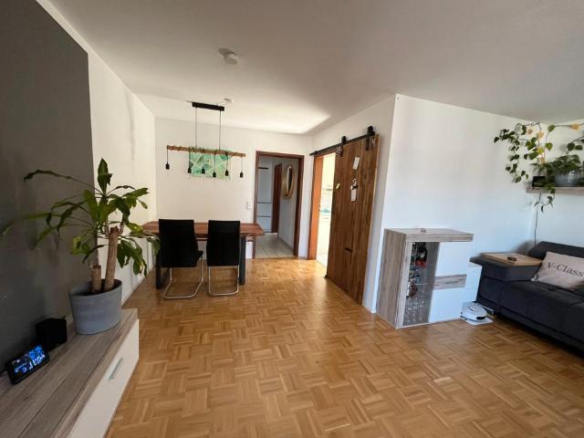 Helle 2,5 Zimmer Wohnung mit schönem Balkon