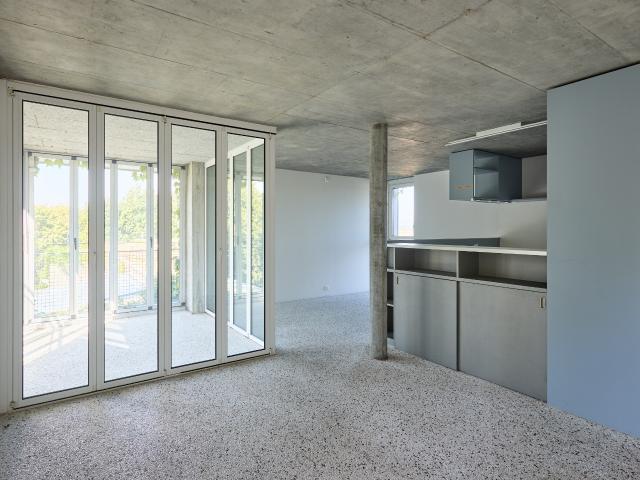 Helle 2.5 Zimmerwohnung mit offener Küche, verglaster Terrasse und Weitsicht