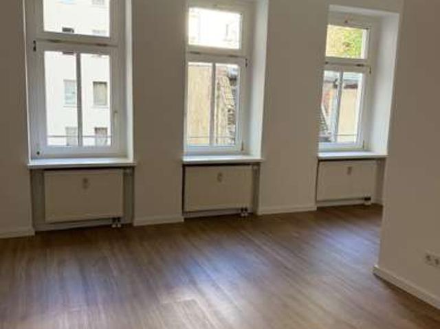 helle 3 Raum Wohnung mit offener Wohnküche