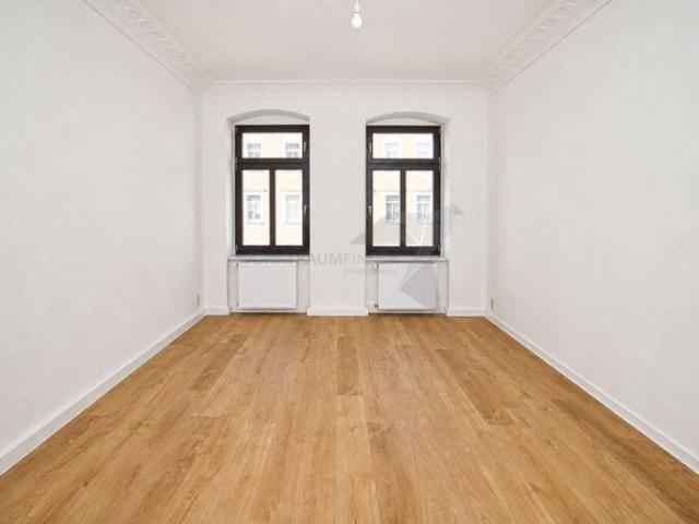 Helle 3 Raum Wohnung mit Stuckdecke und Balkon ! WG geeignet !