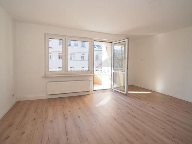Helle 3 Raum Whg. mit Tageslichtbad und Balkon in direkter Uni Nähe ! WG geeignet !