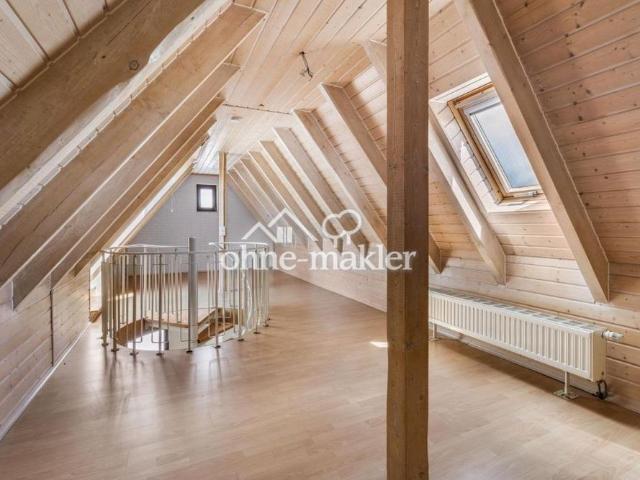 Helle 3 Zi. Maisonette mit Empore, Balkon & Einbauküche in Schönebürg