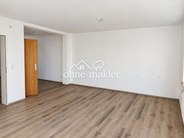 Helle 3 Zi. Wohnung Einbauküche, neues Bad, Balkon und eigener Garage
