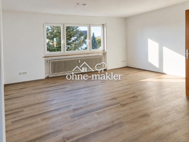 Helle 3 Zi. Wohnung Einbauküche, neues Bad, Balkon und eigener Garage