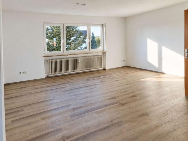 Helle 3 Zi. Wohnung Einbauküche, neues Bad, Balkon und eigener Garage